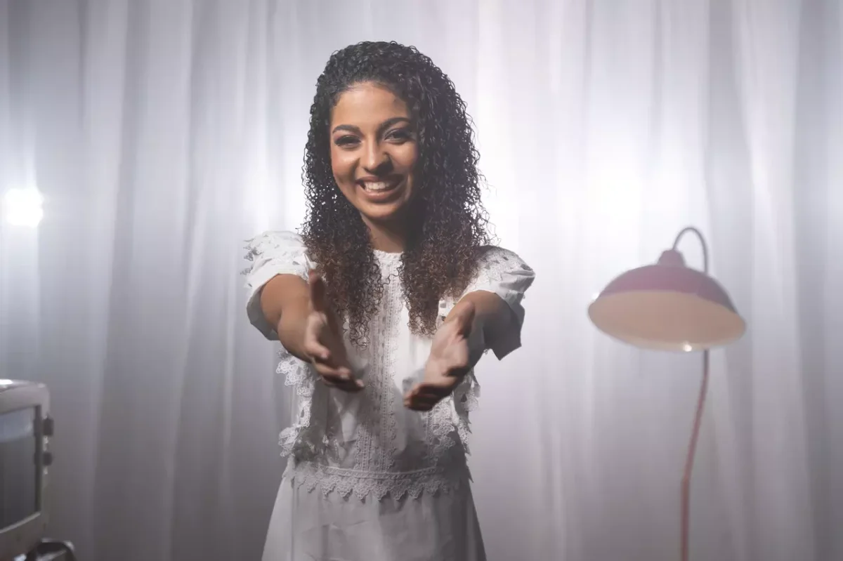 Letícia Vitória estreia como artista exclusiva da MK Music com o single “Ao Lado do Rei”