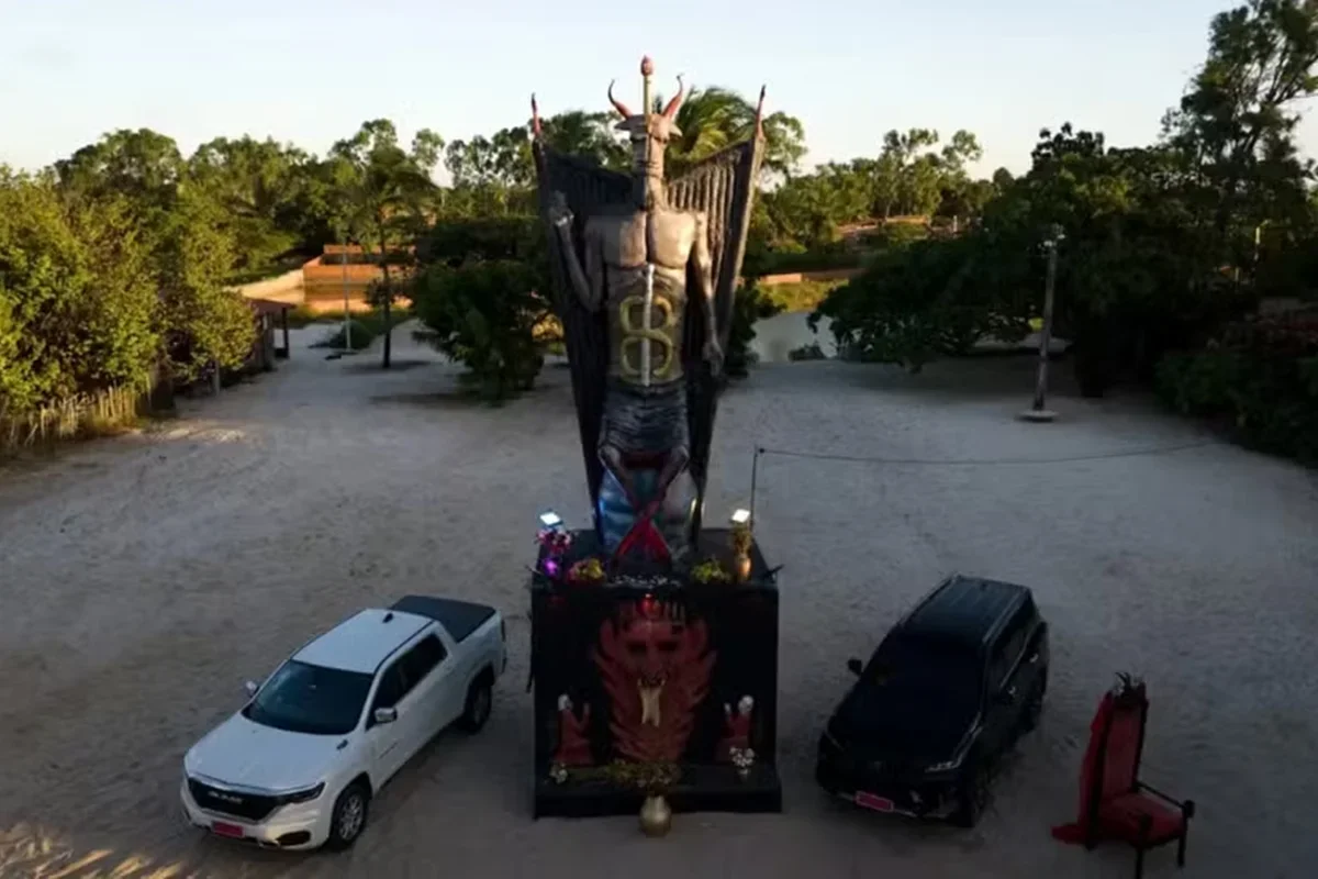 Feiticeira constrói estátua de 11 metros em homenagem ao Diabo no Ceará